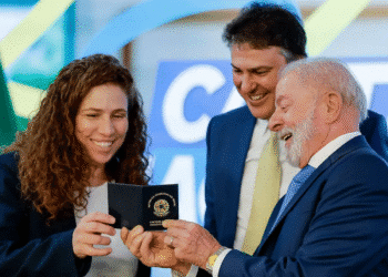 Presidente Lula entregando Carteira Nacional Docente a professora em cerimônia oficial