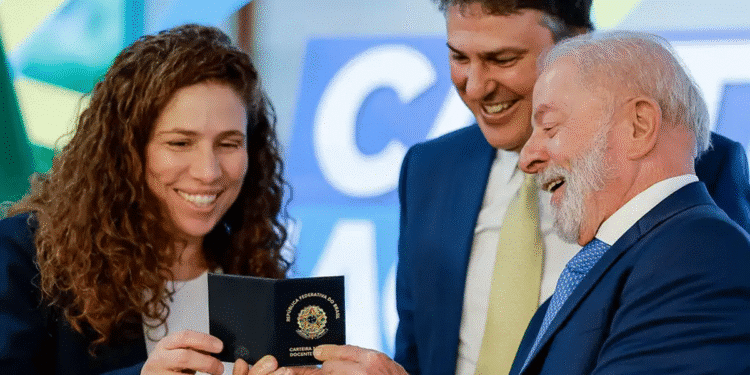 Presidente Lula entregando Carteira Nacional Docente a professora em cerimônia oficial