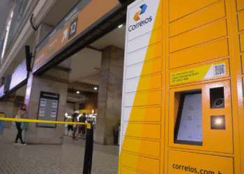 Locker inteligente dos Correios em agência com logo da empresa federal