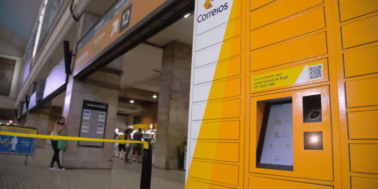 Locker inteligente dos Correios em agência com logo da empresa federal