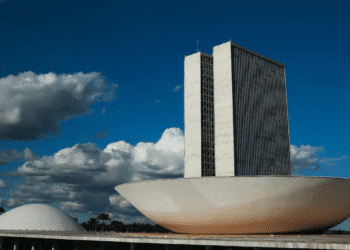Congresso Nacional em Brasília com arquitetura de Oscar Niemeyer representando sede da Câmara dos Deputados que realizará concurso público em 2026