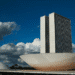Congresso Nacional em Brasília com arquitetura de Oscar Niemeyer representando sede da Câmara dos Deputados que realizará concurso público em 2026