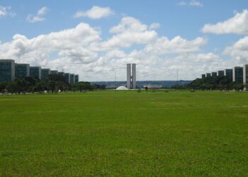 Vista panorâmica do Congresso Nacional em Brasília com Esplanada dos Ministérios