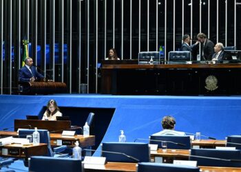 Plenário do Senado Federal brasileiro em sessão com senadores deliberando sobre acordo internacional do Mercosul