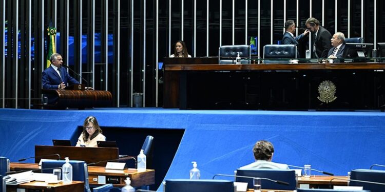 Plenário do Senado Federal brasileiro em sessão com senadores deliberando sobre acordo internacional do Mercosul