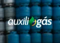 Logo do programa Auxílio Gás com botijões ao fundo.
