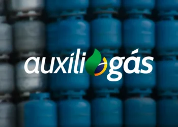 Logo do Auxílio-Gás sobre fundo de botijões de gás azuis.