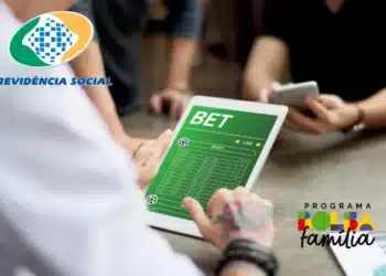 Imagem ilustrativa sobre a proibição de apostas em plataformas de bet para beneficiários do Bolsa Família e BPC. Mostra uma pessoa utilizando um tablet com tela de apostas ao lado do logo do programa Bolsa Família e do logo da Previdência Social.