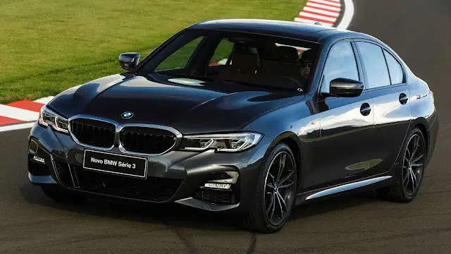 BMW Série 3 2022, sedã esportivo de cor preta, com design moderno em pista de corrida.