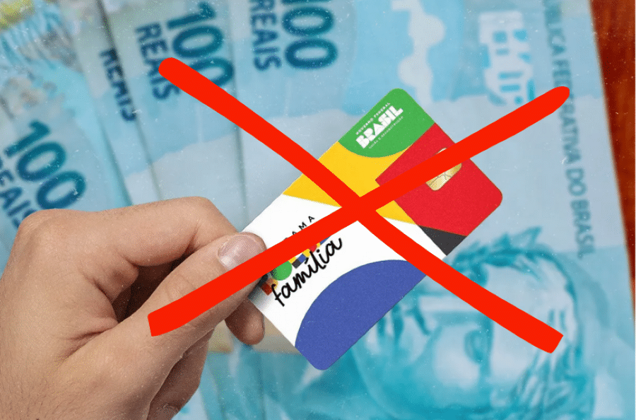 Cartão Bolsa Família com sinalização de corte, representando adolescentes de 16 e 17 anos em risco de exclusão do programa devido a abandono escolar.