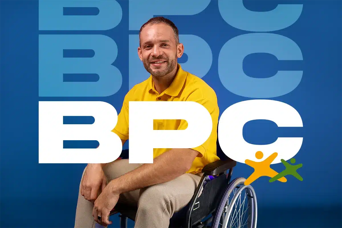 Homem sorridente em cadeira de rodas com camiseta amarela, fundo azul com logo BPC e figuras estilizadas