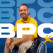 eneficiário cadeirante sorridente em arte institucional do programa BPC