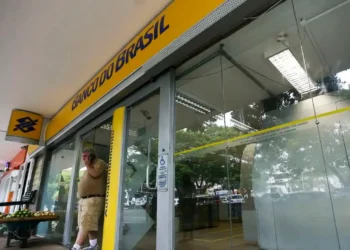 Imagem do exterior de uma agência do Banco do Brasil, com aviso sobre o alerta relacionado ao concurso e fake news.