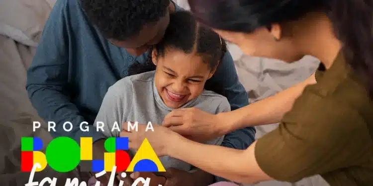 Família sorrindo e brincando em casa, destacando o Programa Bolsa Família com cores vibrantes