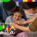 Família sorrindo e brincando em casa, destacando o Programa Bolsa Família com cores vibrantes