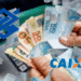 Notas de real com logos do Banco do Brasil e Caixa Econômica Federal flutuando, com mão segurando cédulas, representando pagamentos liberados para brasileiros.
