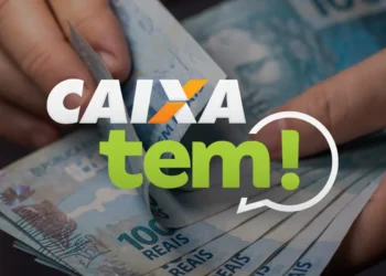 Pessoa segurando notas de 100 reais com o logo do CAIXA TEM em destaque.