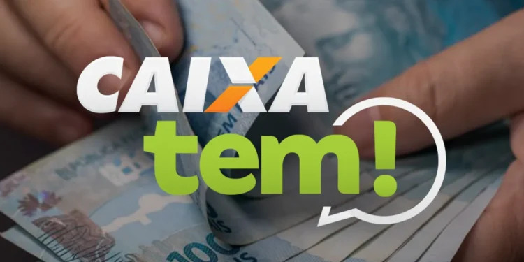 Pessoa segurando notas de 100 reais com o logo do CAIXA TEM em destaque.