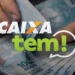 Pessoa segurando notas de 100 reais com o logo do CAIXA TEM em destaque.