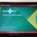 Cartão Nacional de Saúde do SUS exibido em tela de smartphone com bandeira do Brasil ao fundo