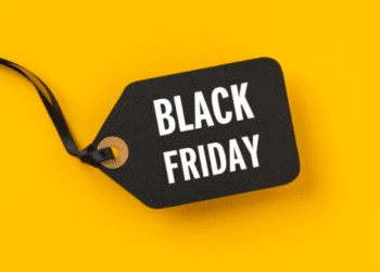Etiqueta preta com fita e a frase “Black Friday” em fundo amarelo.