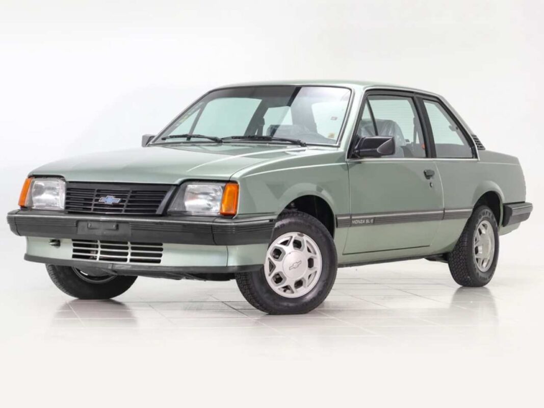 Carro Chevrolet Monza SL/E verde claro, modelo antigo, em estúdio com fundo branco