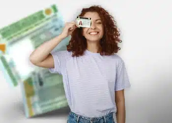 Pessoa com cabelo cacheado segurando uma habilitação, representando a primeira habilitação sem autoescola, com os estados mais baratos para obter a CNH.