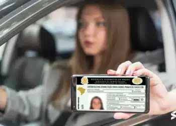 Motorista exibindo CNH digital no celular, contexto de discussão sobre fim da exigência de autoescola para CNH.