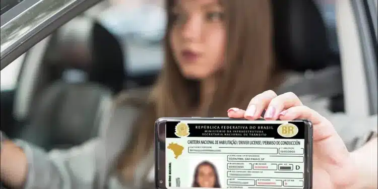 Motorista exibindo CNH digital no celular, contexto de discussão sobre fim da exigência de autoescola para CNH.