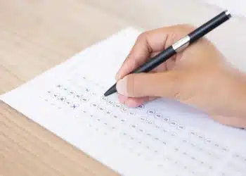 Pessoa preenchendo um gabarito de múltipla escolha, com foco no prazo final para interposição de recursos contra o gabarito do CNU 2025, que termina hoje, 08 de outubro.