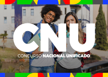 Dois jovens candidatos sorridentes com materiais de estudo em campus universitário representando participantes do CNU 2025