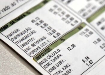 Contas de energia elétrica com detalhamento de tributos e impostos para negociação de dívidas