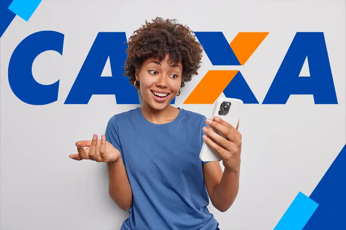Pix da CAIXA de R$ 858 Pessoa sorrindo enquanto verifica o Pix da CAIXA em seu celular, com fundo de logo da CAIXA.