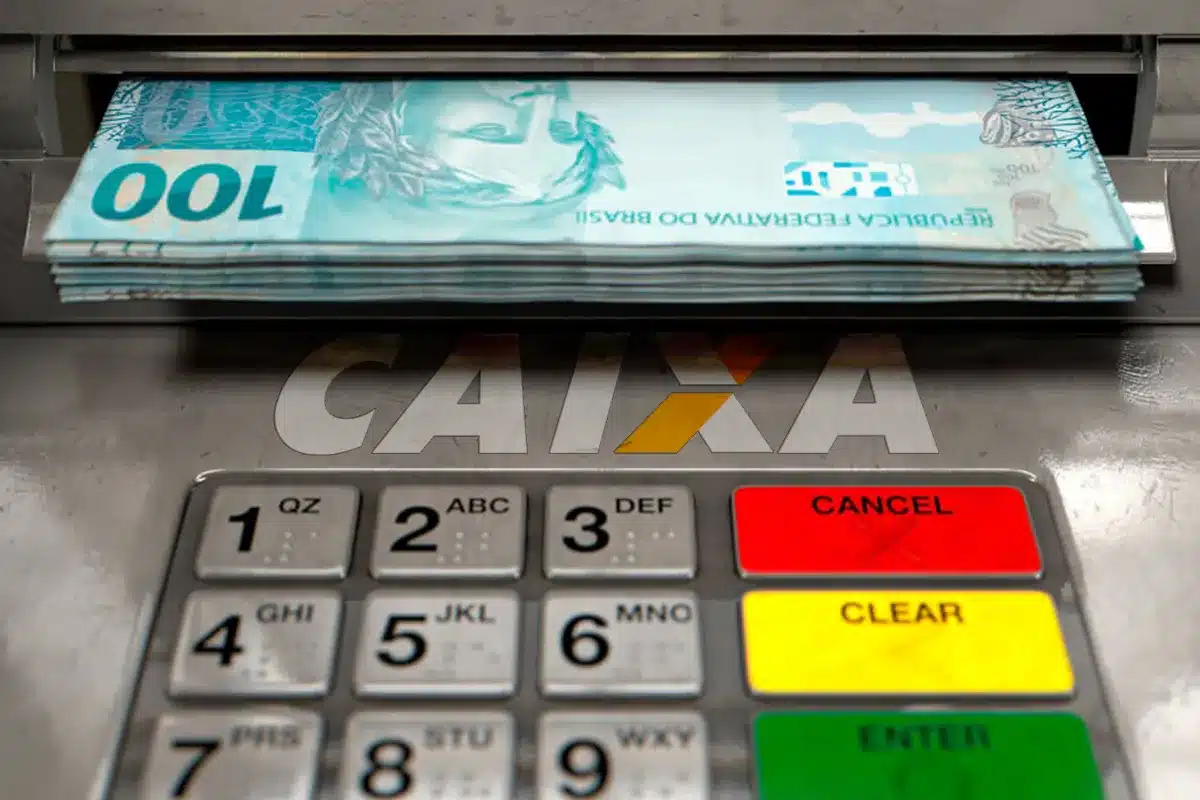 Saque de R$ 6.220 da CAIXA - FGTS Calamidade Imagem do caixa eletrônico da CAIXA exibindo cédulas de R$ 100 sendo retiradas, representando o saque de até R$ 6.220 do FGTS por trabalhadores afetados por desastres naturais.