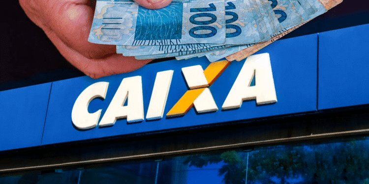 Pessoa segura notas de reais em frente a agência da Caixa Econômica Federal, simbolizando o pagamento confirmado de R$ 300.