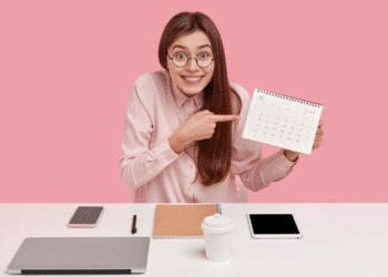 Mulher animada apontando para um calendário, simbolizando a programação das folgas e feriados de 2026.