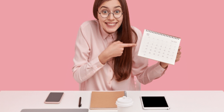 Mulher animada apontando para um calendário, simbolizando a programação das folgas e feriados de 2026.