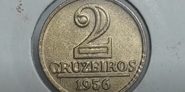 Moeda antiga brasileira de 2 Cruzeiros, datada de 1956, mostrando o valor e o ano em destaque, um exemplar que pode ser raro e valioso para colecionadores de numismática.