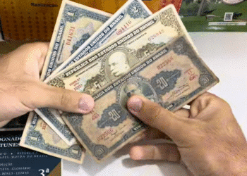 Cédulas de 20 e 50 cruzeiros da década de 1960, pertencentes à série mais cobiçada pelos colecionadores.