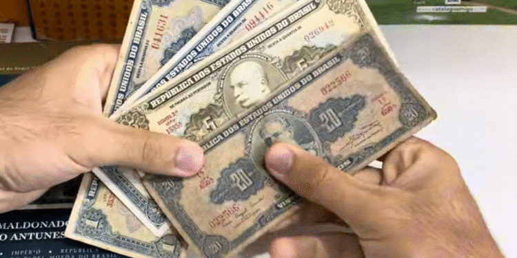 Cédulas de 20 e 50 cruzeiros da década de 1960, pertencentes à série mais cobiçada pelos colecionadores.