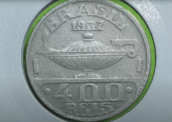 Detalhe do reverso da moeda brasileira de 400 réis de 1937, com a "lâmpada do Aladim", indicando a possível presença de um reverso invertido que a torna uma raridade de R$ 100.
