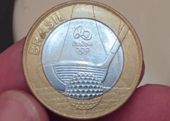 Close-up da moeda de 1 Real das Olimpíadas Rio 2016 com a imagem do Golfe, representando o exemplar raro que pode valer até R$ 600,00 para colecionadores.