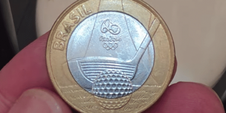 Close-up da moeda de 1 Real das Olimpíadas Rio 2016 com a imagem do Golfe, representando o exemplar raro que pode valer até R$ 600,00 para colecionadores.