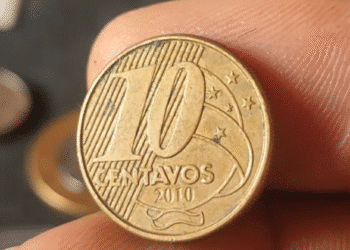 Moeda-de-10-centavos-de-2010-em-close-up-destacando-o-ano-para-identificação-de-erro-valioso