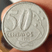 Moeda brasileira de 50 Centavos, ano 1998, com o desenho do Cruzeiro do Sul. Esta peça pode ser rara e valiosa caso apresente o defeito de "anverso duplicado".