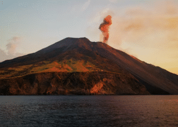 Vulcão em atividade expelindo fumaça após 700 mil anos considerado extinto