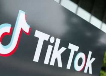 Logotipo do TikTok em um painel externo, com as cores vibrantes características, representando a plataforma de transmissão de conteúdo.