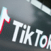 Logotipo do TikTok em um painel externo, com as cores vibrantes características, representando a plataforma de transmissão de conteúdo.