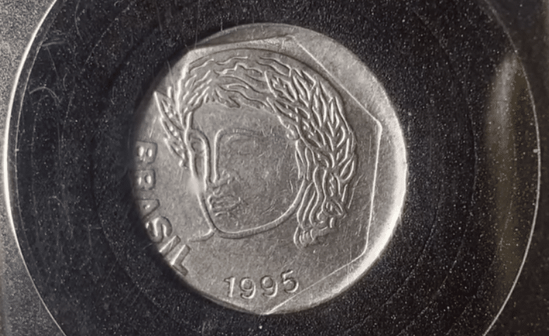 Moeda rara de 25 centavos de 1995 com o defeito "boné" ou disco descentralizado.