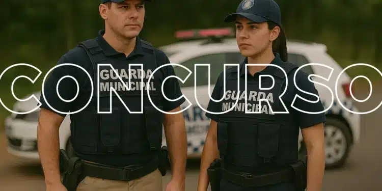 Um homem e uma mulher em uniforme de Guarda Municipal, com coletes balísticos e rádio, parados em frente a uma viatura, representando a abertura de um novo concurso.